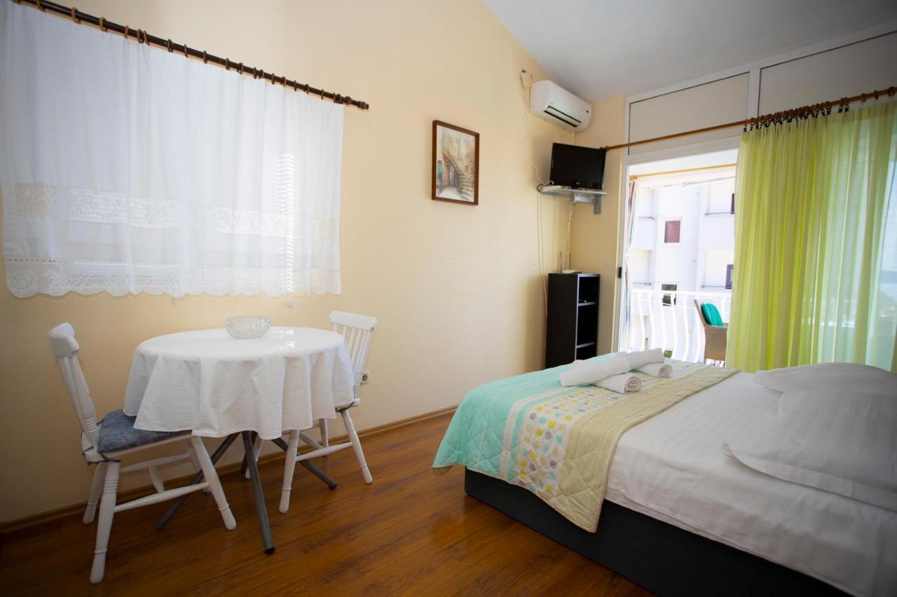 Apartmani Miki Podgora Exteriör bild