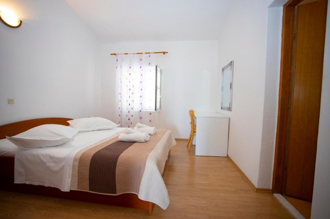Apartmani Miki Podgora Exteriör bild