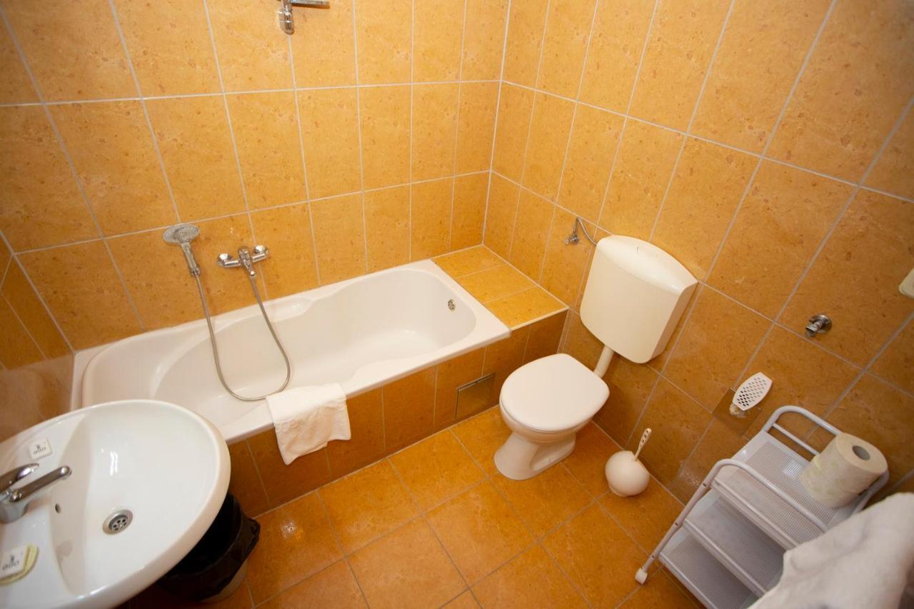 Apartmani Miki Podgora Exteriör bild