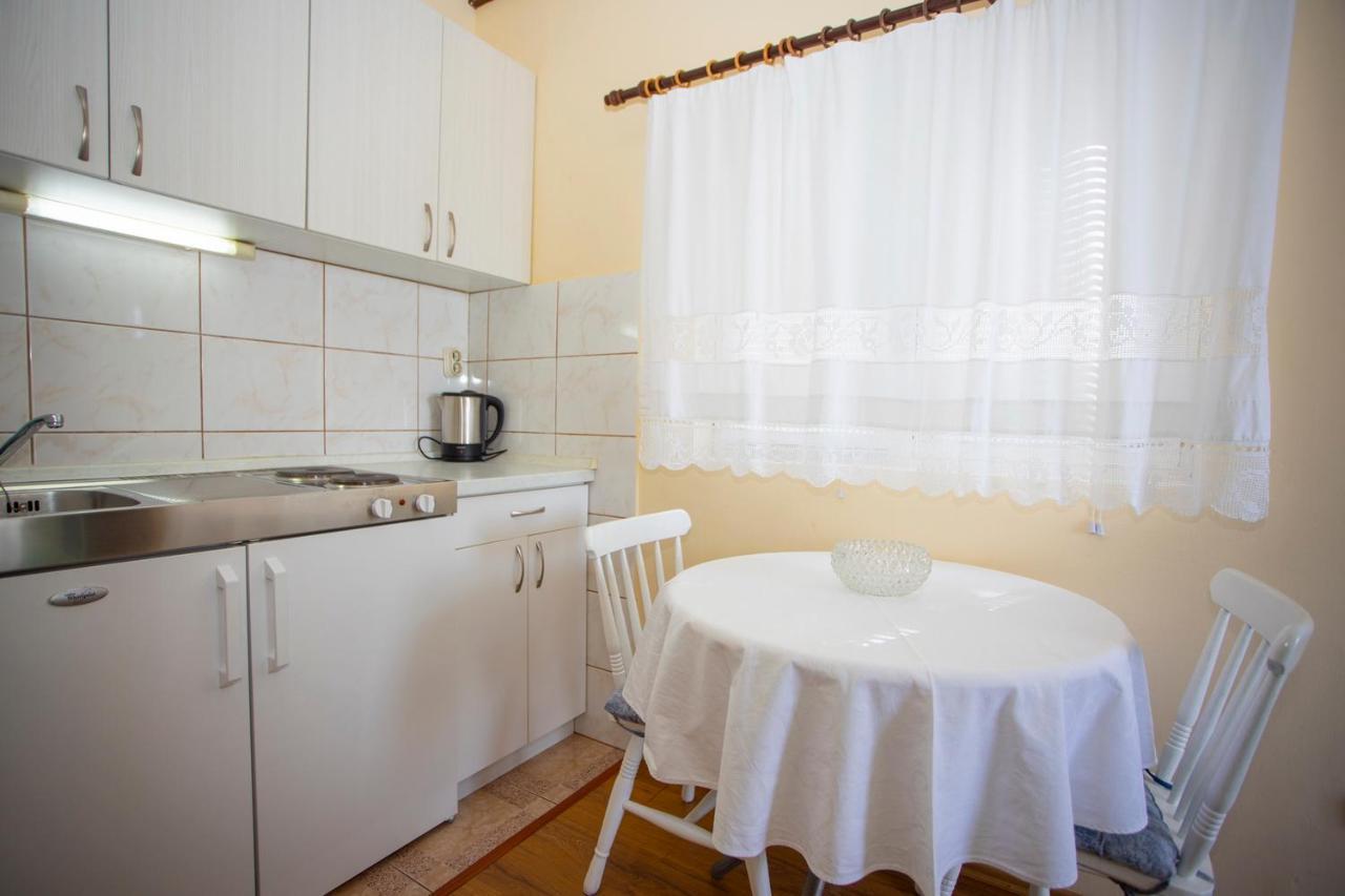 Apartmani Miki Podgora Exteriör bild